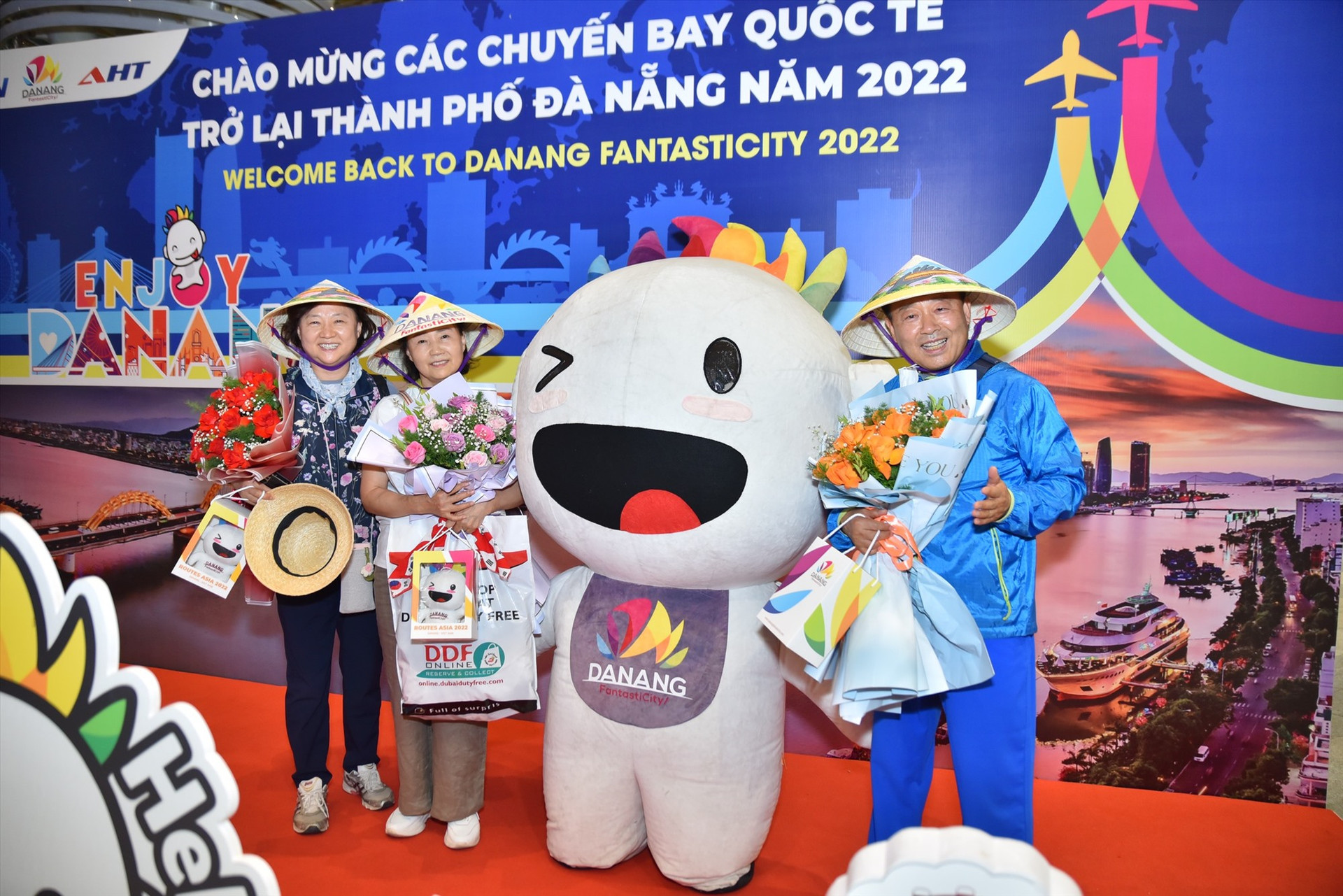 Đón chào những du khách Hàn Quốc đầu tiên trở lại Đà Nẵng ngày 22.6.2022. Ảnh VS