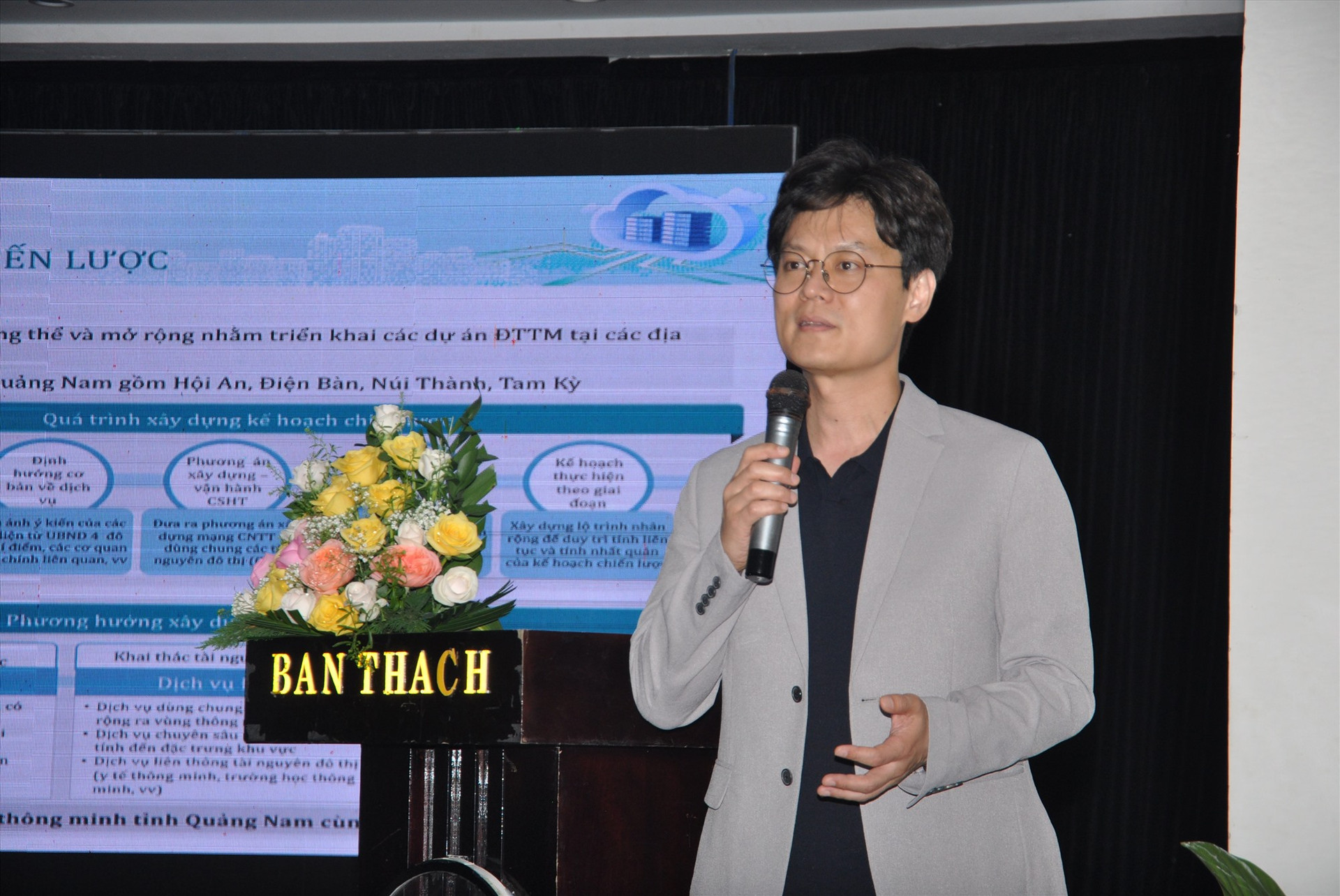 Giáo sư Yoo Seon Cheol (Đại học Anyang) trình bày chiến lược vùng thông minh tỉnh Quảng Nam. Ảnh: X.P