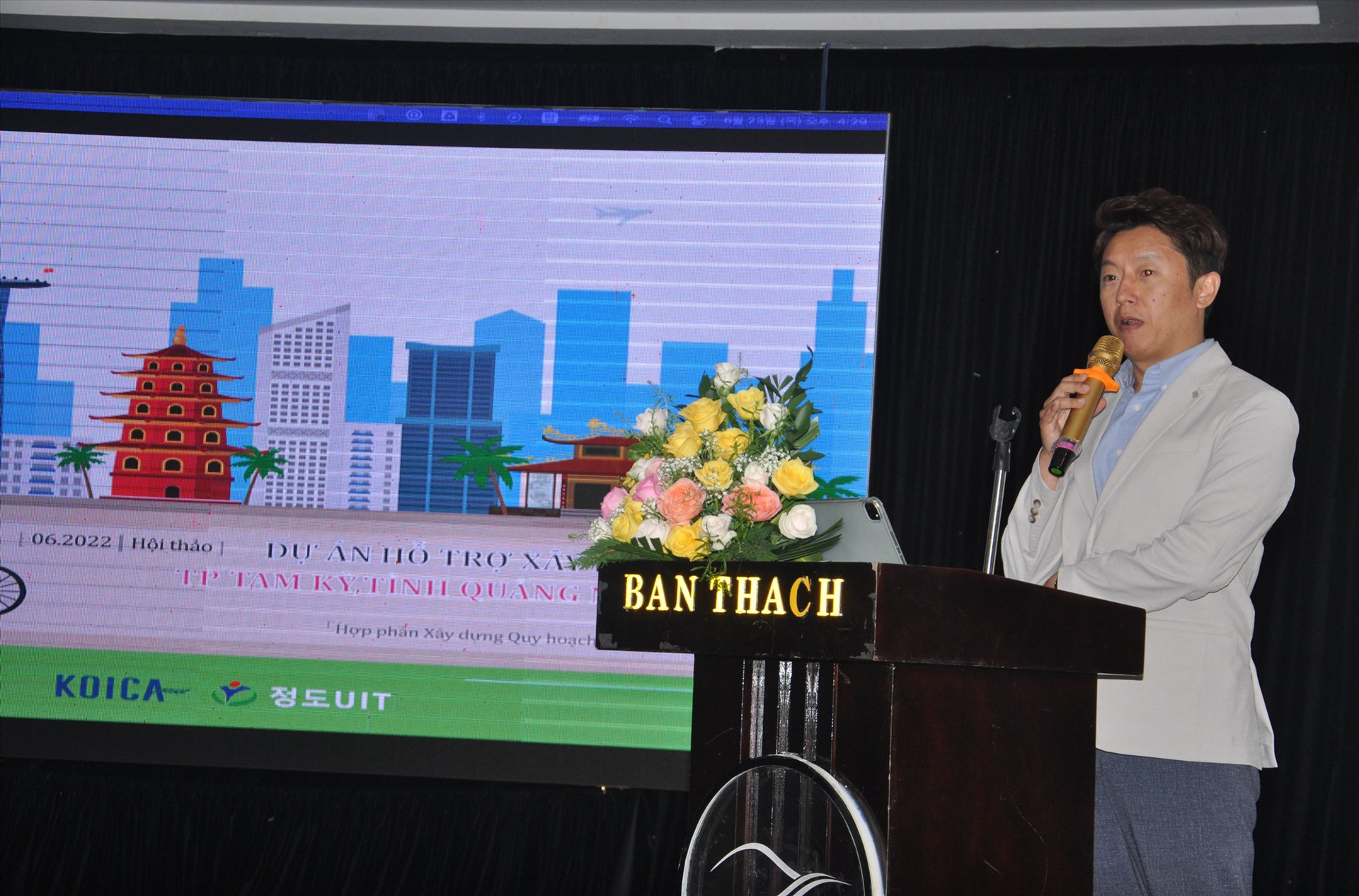 Ông Jeong Rae Kyung trình bày chiến lược ĐTTM TP.Tam Kỳ. Ảnh: X.P