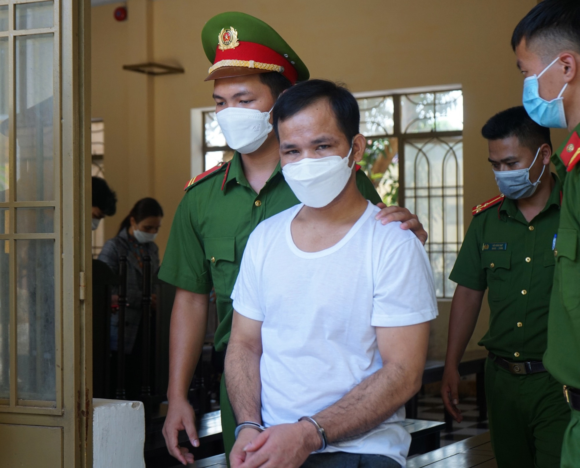 Lực lượng Cảnh sát bảo vệ dẫn giải bị cáo Chinh rời phiên tòa. Ảnh: P.L