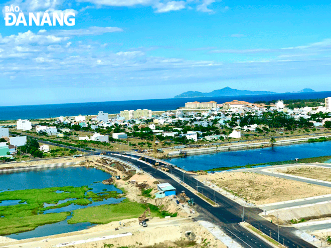 Các dự án đầu tư công đã phát huy hiệu quả, tạo cơ sở hạ tầng để phát triển kinh tế- xã hội.  Trong ảnh: Dự án cầu và đường qua sông Cổ Cò hoàn thành vào tháng 3-2022, tạo điều kiện phát triển phía đông nam thành phố. Ảnh: TRIỆU TÙNG