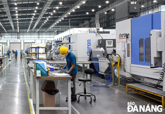 Chỉ số sản xuất công nghiệp thành phố 6 tháng ước tăng 3,42% so với cùng kỳ năm 2021.  Trong ảnh: Công nhân sản xuất tại Công ty TNHH Universal Alloy Corporation Việt Nam (Khu Công nghệ cao Đà Nẵng). Ảnh: TRIỆU TÙNG