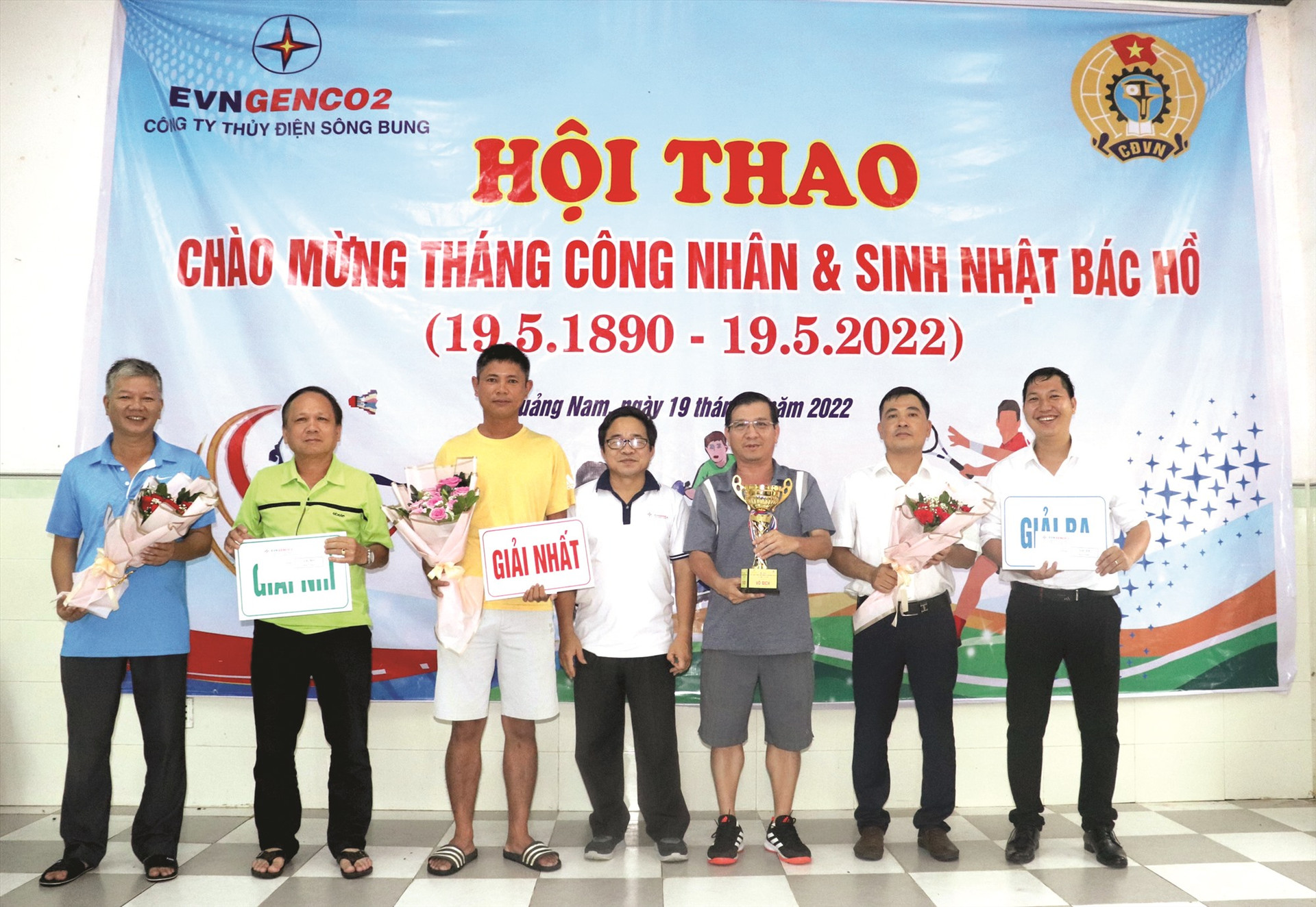 Ông Lê Đình Bản Giám đốc Công ty trao giải cho các VĐV đạt giải môn tennis.