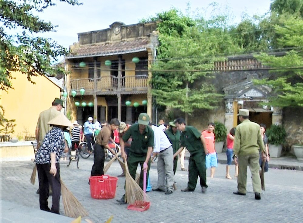 Hội viên cựu chiến binh ra quân dọn vệ sinh môi trường tại khu phố cổ Hội An. Ảnh: PHÚ TOÀN