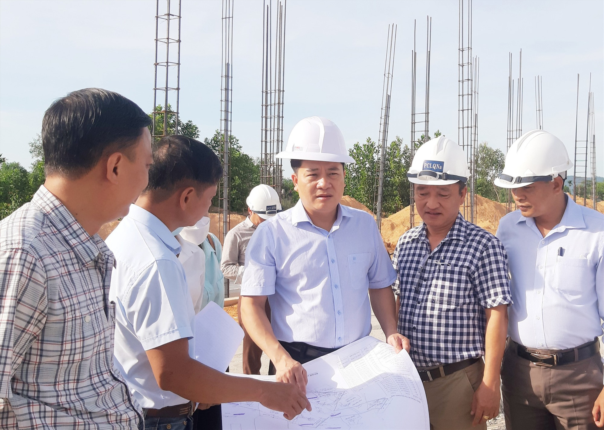 Phó Chủ tịch UBND tỉnh Trần Văn Tân nghe các đơn vị liên quan báo cáo tiến độ thi công dự án Trường THPT Trần Đại Nghĩa. Ảnh: VĂN SỰ