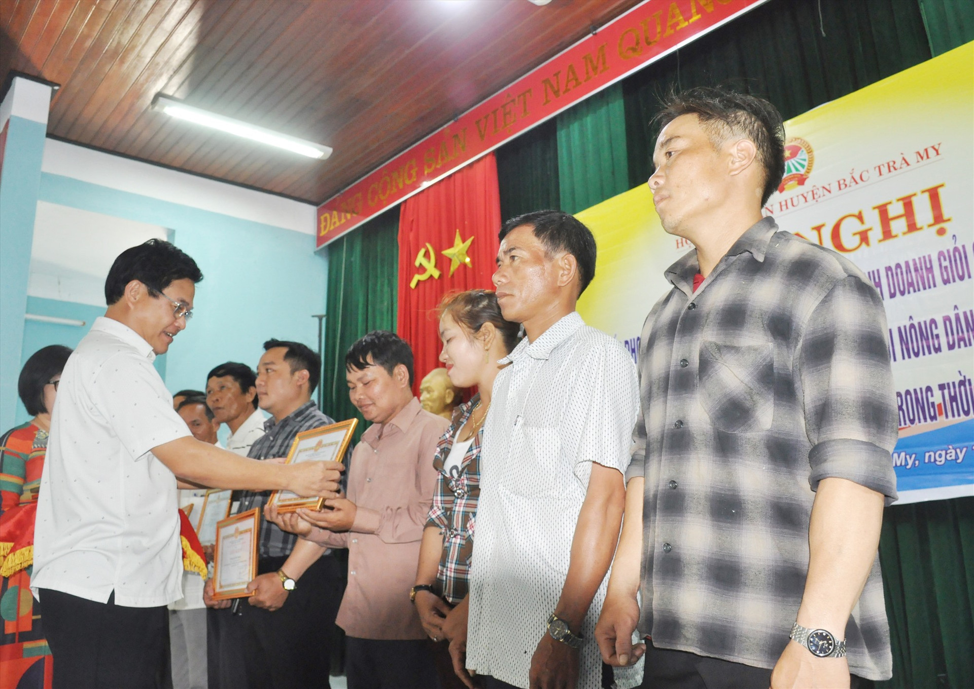 Ông Trần Toại - Phó Chủ tịch UBND huyện Bắc Trà My tặng giấy khen cho các hộ nông dân sản xuất, kinh doanh giỏi tiêu biểu giai đoạn 2020 - 2022. Ảnh: N.Đ