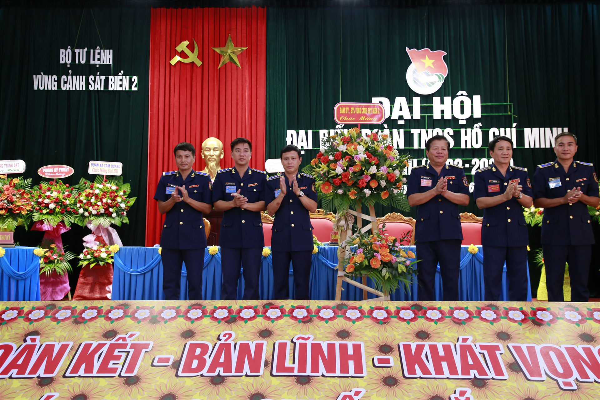 Lãnh đạo Bộ Tư lệnh Vùng Cảnh sát biển 2 tặng hoa chúc mừng đại hội. Ảnh: T.C