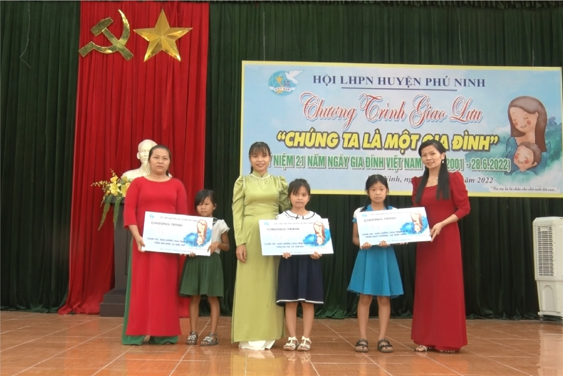 Ủy ban MTTQ Việt Nam huyện Phú Ninh nhận đỡ đầu 3 trẻ mồ côi. Ảnh: Đ.V