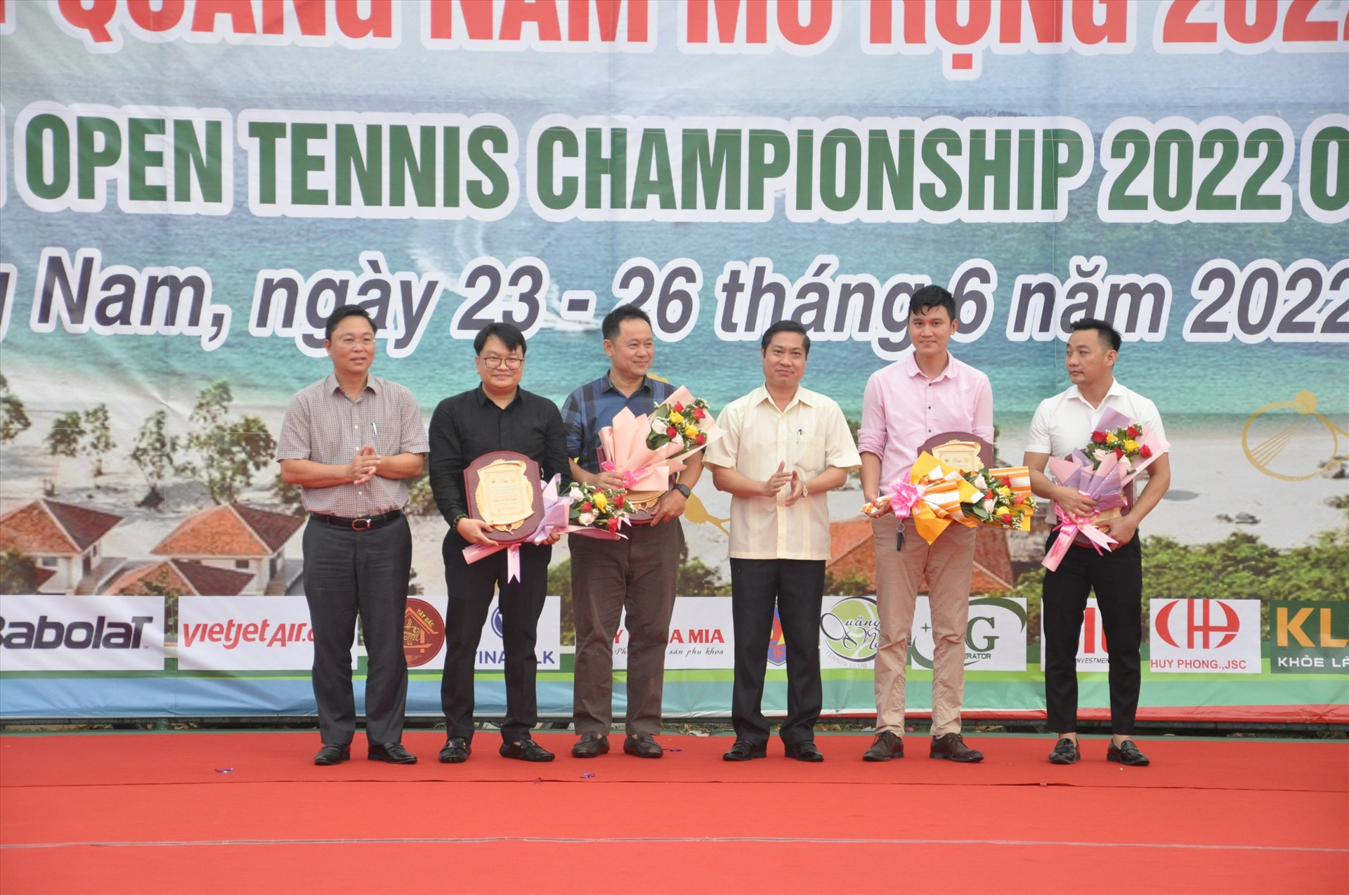 Chủ tịch UBND tỉnh Lê Trí Thanh tặng hoa cho các nhà tài trợ giải đấu. Ảnh: T.V