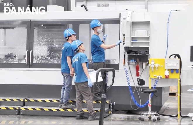 Sự kiện Diễn đàn Đầu tư Đà Nẵng 2022 là cơ hội tốt để thành phố quảng bá tiềm năng, lợi thế nhằm thu hút thêm nhiều nhà đầu tư mới. Trong ảnh: Hoạt động sản xuất ở Nhà máy sản xuất linh kiện hàng không vũ trụ Sunshine, Khu công nghệ cao Đà Nẵng . Ảnh: THÀNH LÂN