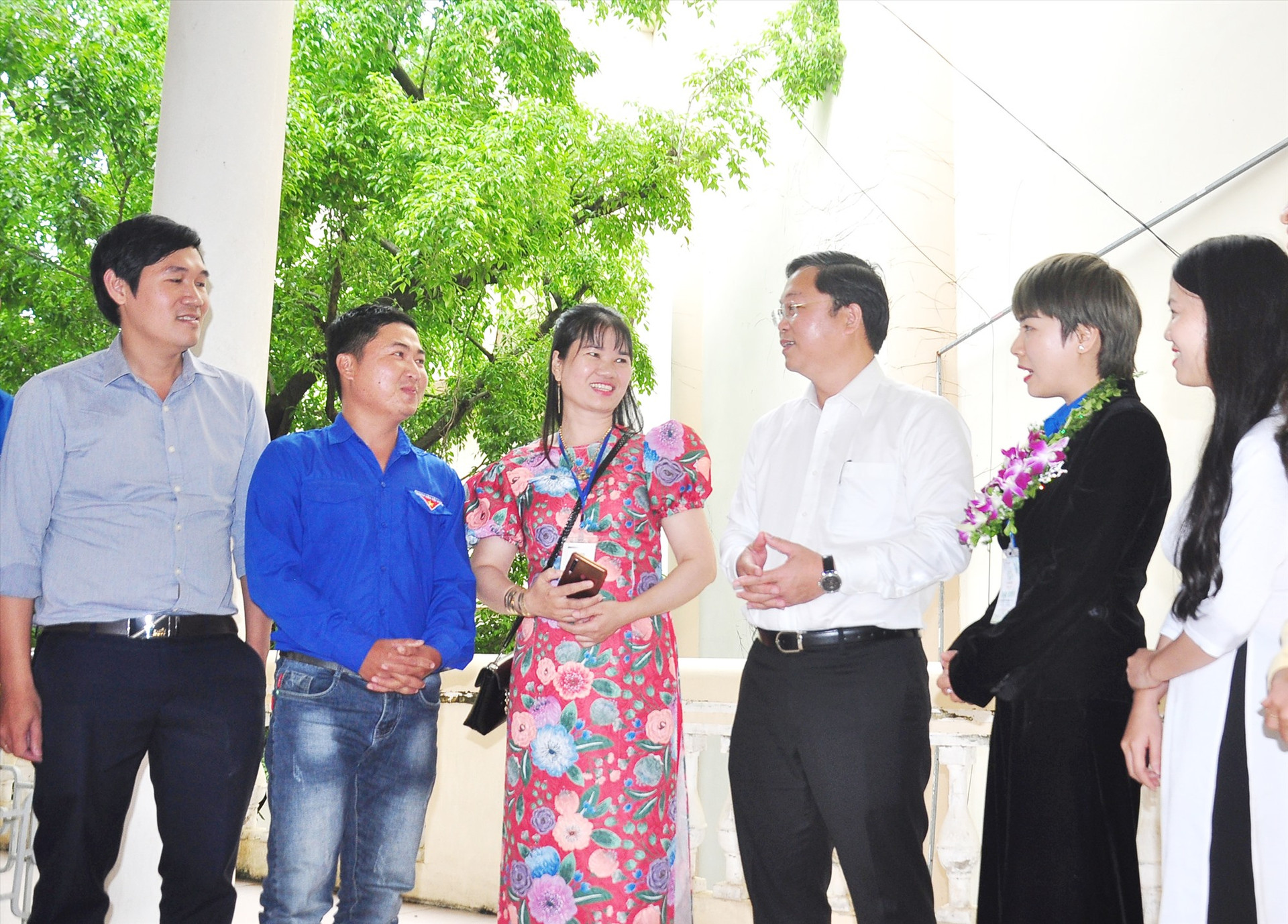 Chủ tịch UBND tỉnh Lê Trí Thanh trò chuyện bên lề một hội thảo với thanh niên, chủ thể các dự án khởi nghiệp. Ảnh: VINH ANH