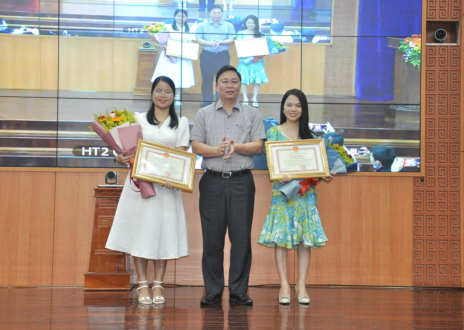 Chủ tịch UBND tỉnh Lê Trí Thanh trao bằng khen cho 2 cá nhân có dự án khởi nghiệp đoạt giải cấp trung ương năm 2021.