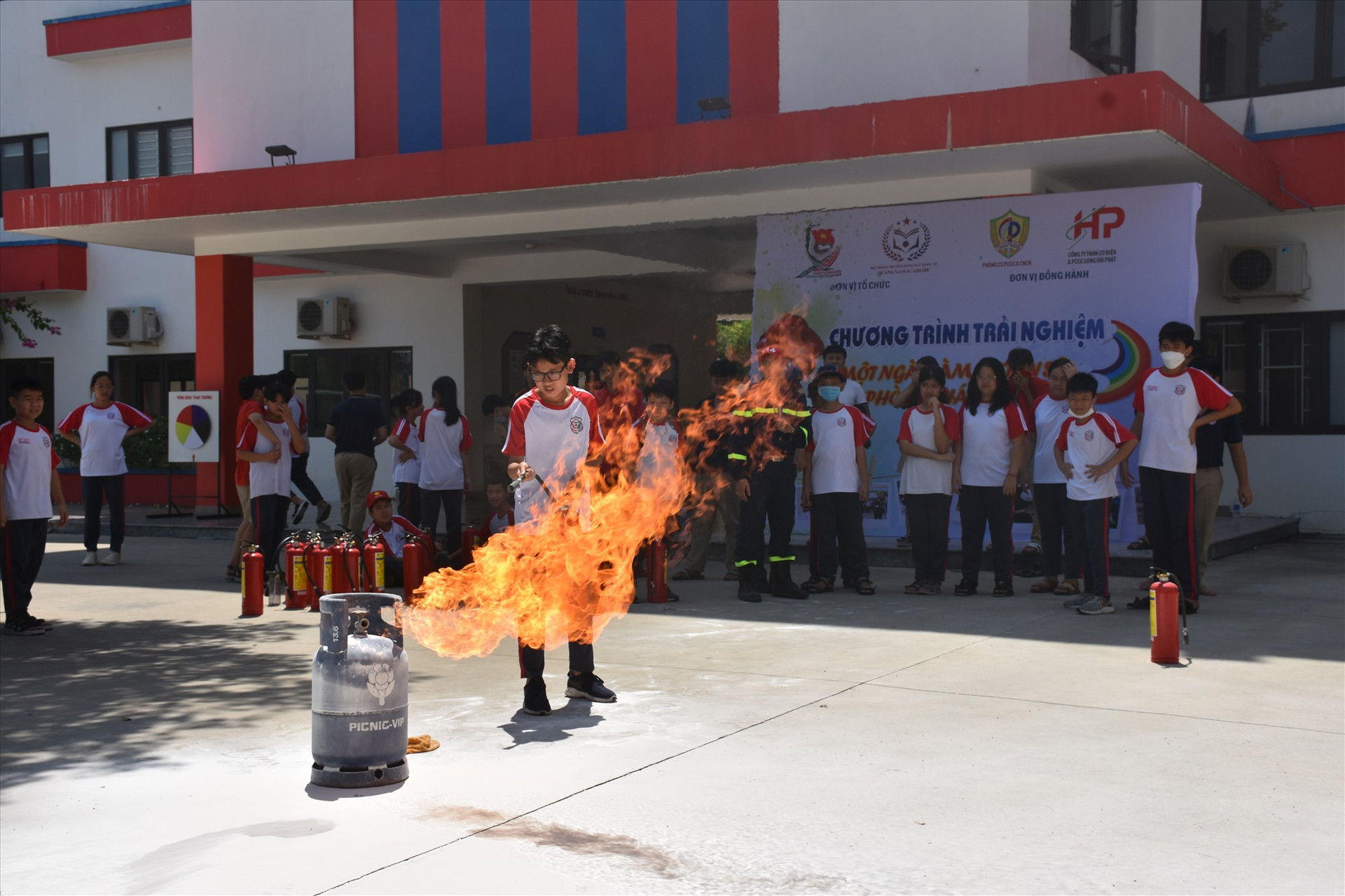 Các em học sinh Trường song ngữ quốc tế Academy Quảng Nam tham gia chương trình trải nghiệm Một ngày làm chiến sĩ phòng cháy chữa cháy. Ảnh: A.B