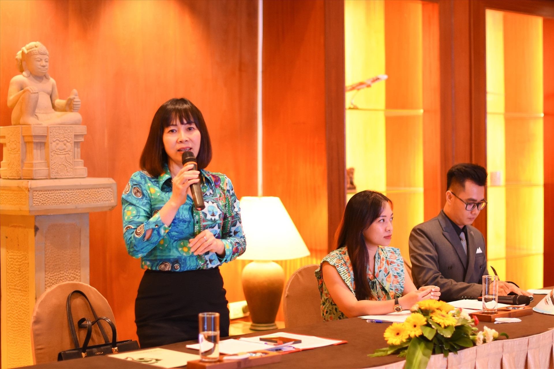 Bà Trương Thị Hồng Hạnh, Giám đốc Sở Du lịch TP Đà Nẵng phát biểu chào mừng đoàn báo chí quốc tế đến trải nghiệm du lịch thành phố. Ảnh XL