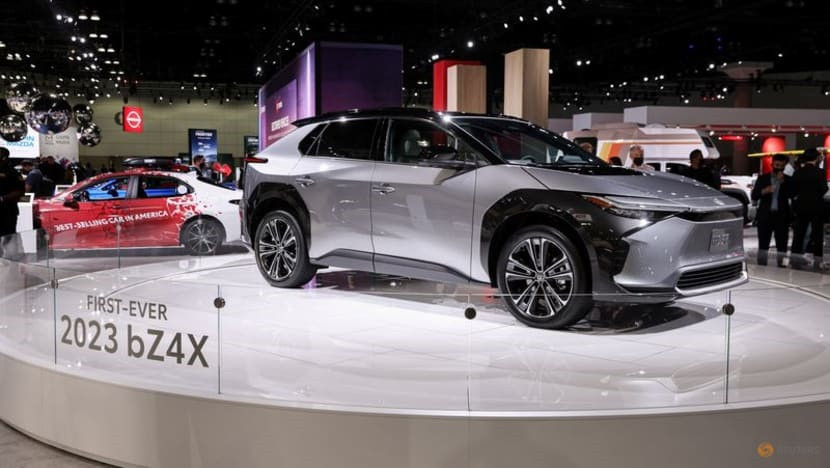 Mẫu SUV chạy điện hoàn toàn 2023 Toyota bZ4X được trưng bày trong Triển lãm ô tô LA năm 2021 ở Los Angeles, California, Mỹ, ngày 17.11.2021. Ảnh: Reuters