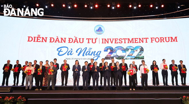 Thủ tướng Chính phủ Phạm Minh Chính và lãnh đạo thành phố trao thưởng cho các tổ chức, doanh nghiệp đã có dự án đầu tư lớn tại thành phố, triển khai dự án vượt tiến độ cam kết, đóng góp tích cực cho hoạt động xúc tiến đầu tư, thương mại và du lịch.Ảnh: V.H
