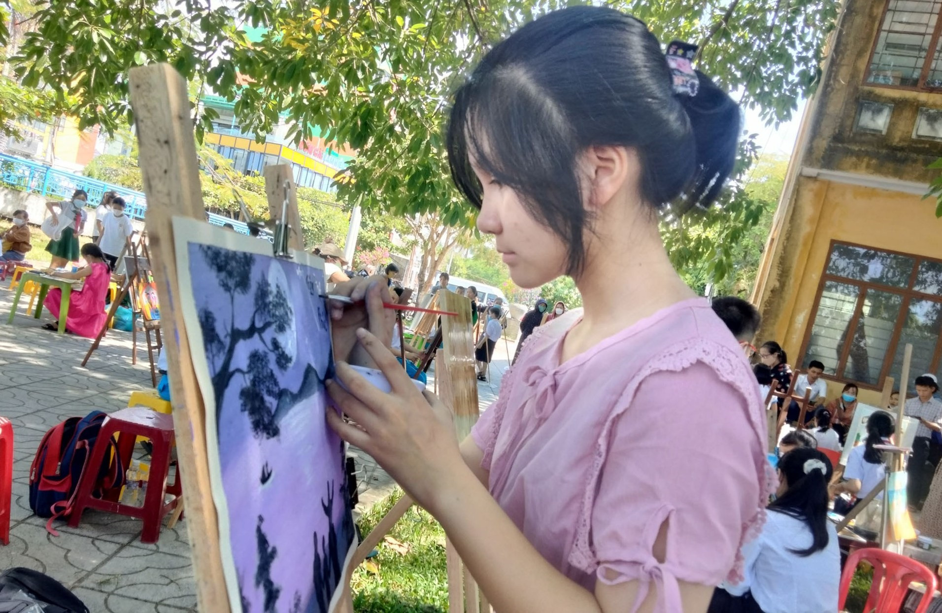 Em Trần Thanh Hà tham gia vẽ tranh tại hội thi