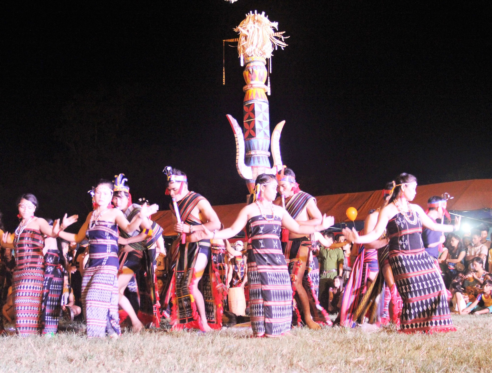 Liên hoan “Âm vang cồng chiêng” huyện Nam Giang được kỳ vọng như một cuộc trình diễn sắc màu văn hóa. Ảnh: ALĂNG NGƯỚC