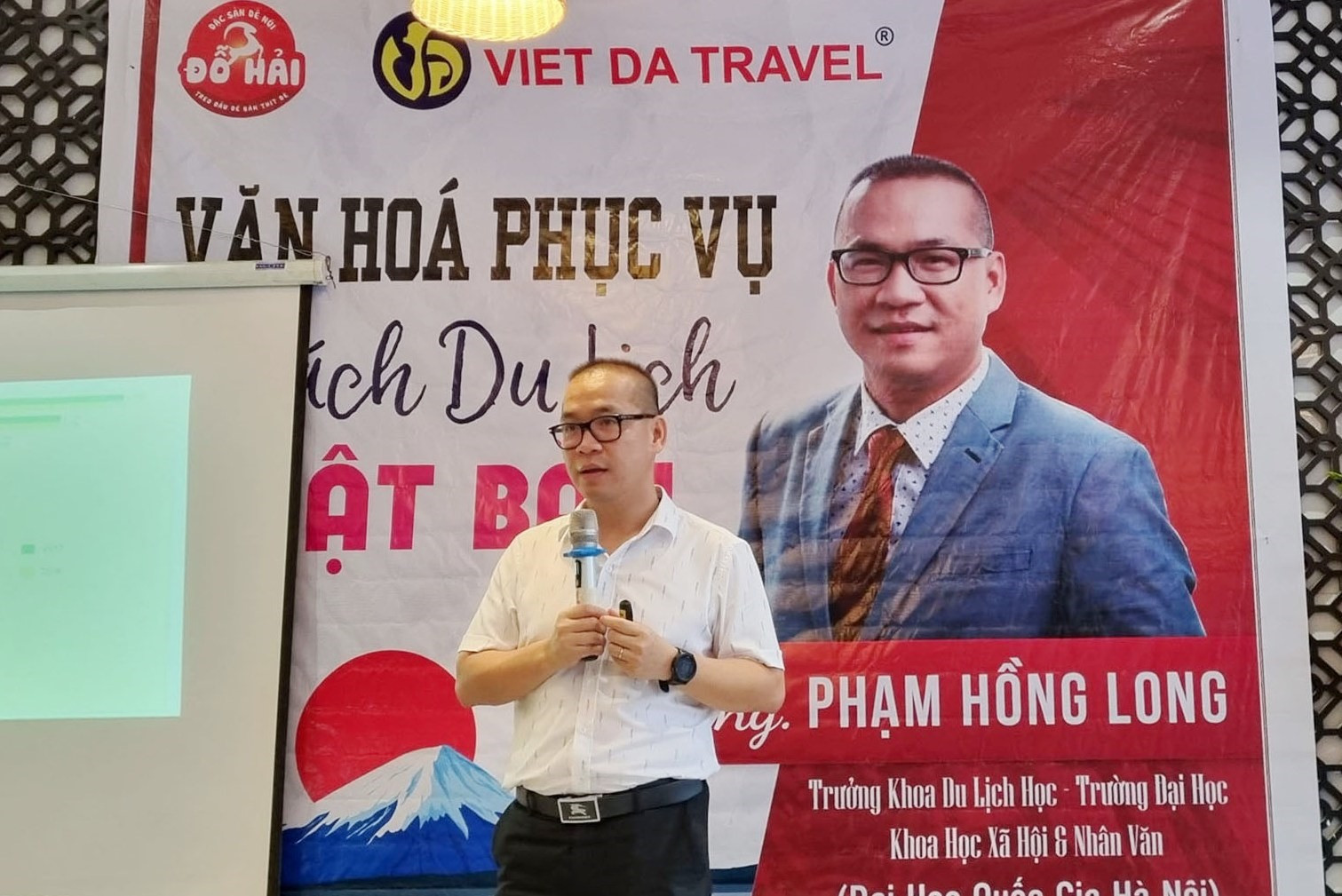 PGS-TS. Phạm Hồng Long trình bày chủ đề tại buổi giao lưu. Ảnh: P.V