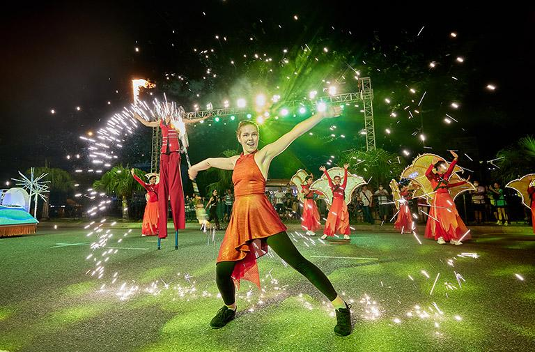 Những vũ công quốc tế quẩy hết mình tại carnival đường phố Đà Nẵng. Ảnh XL