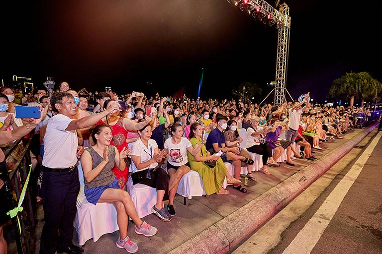 Người dân và du khách náo nức chen nhau chờ thưởng ngoạn carnival Đà Nẵng. Ảnh XL