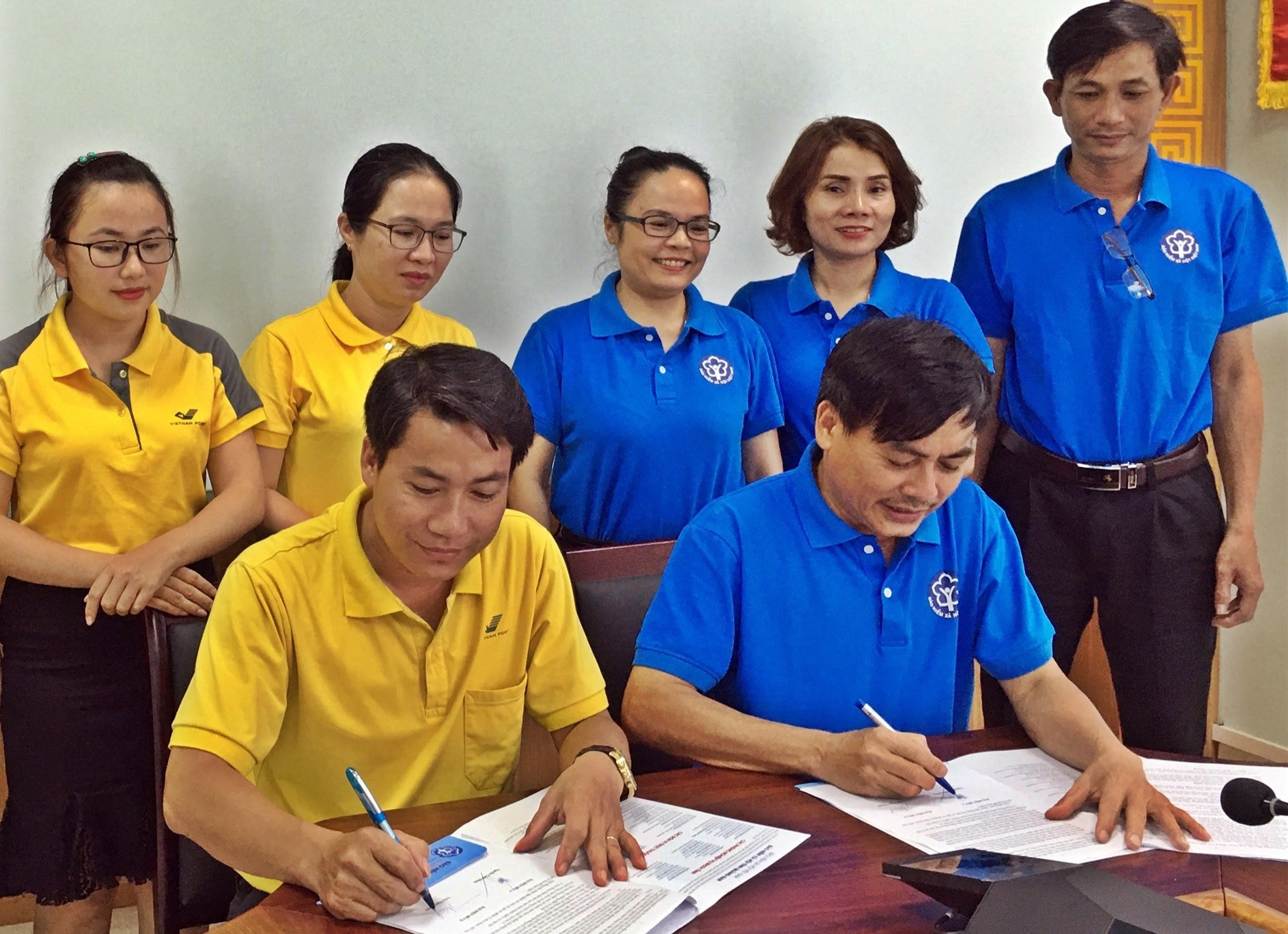 BHXH huyện Phú Ninh ký kết hợp đồng với các công ty, doanh nghiệp đảm bảo năng lực, điều kiện làm nhiệm vụ thu. Ảnh: C.Đ
