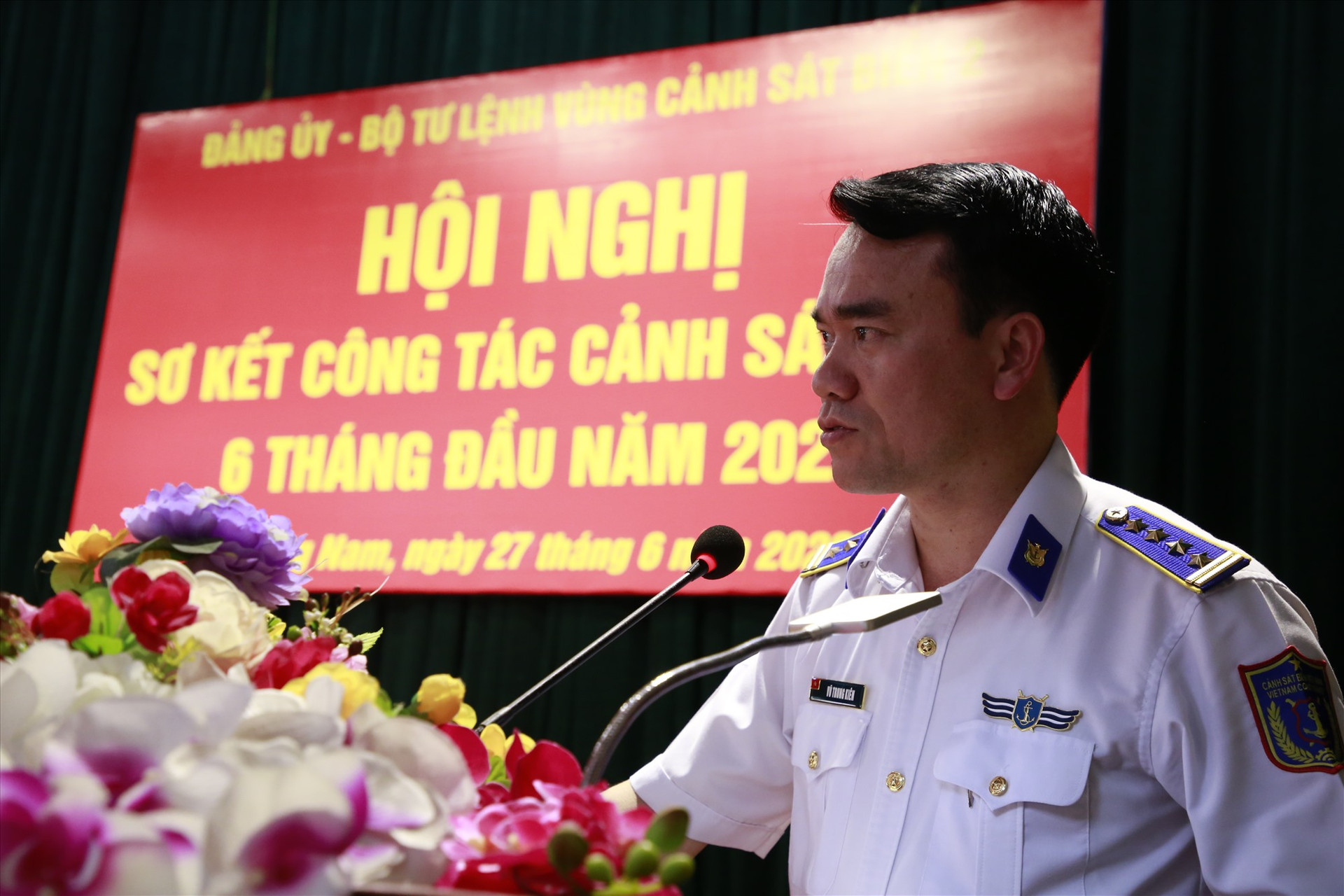 Đại tá Vũ Trung Kiên - Phó Tư lệnh Pháp luật Cảnh sát biển phát biểu chỉ đạo tại hội nghị. Ảnh: T.C