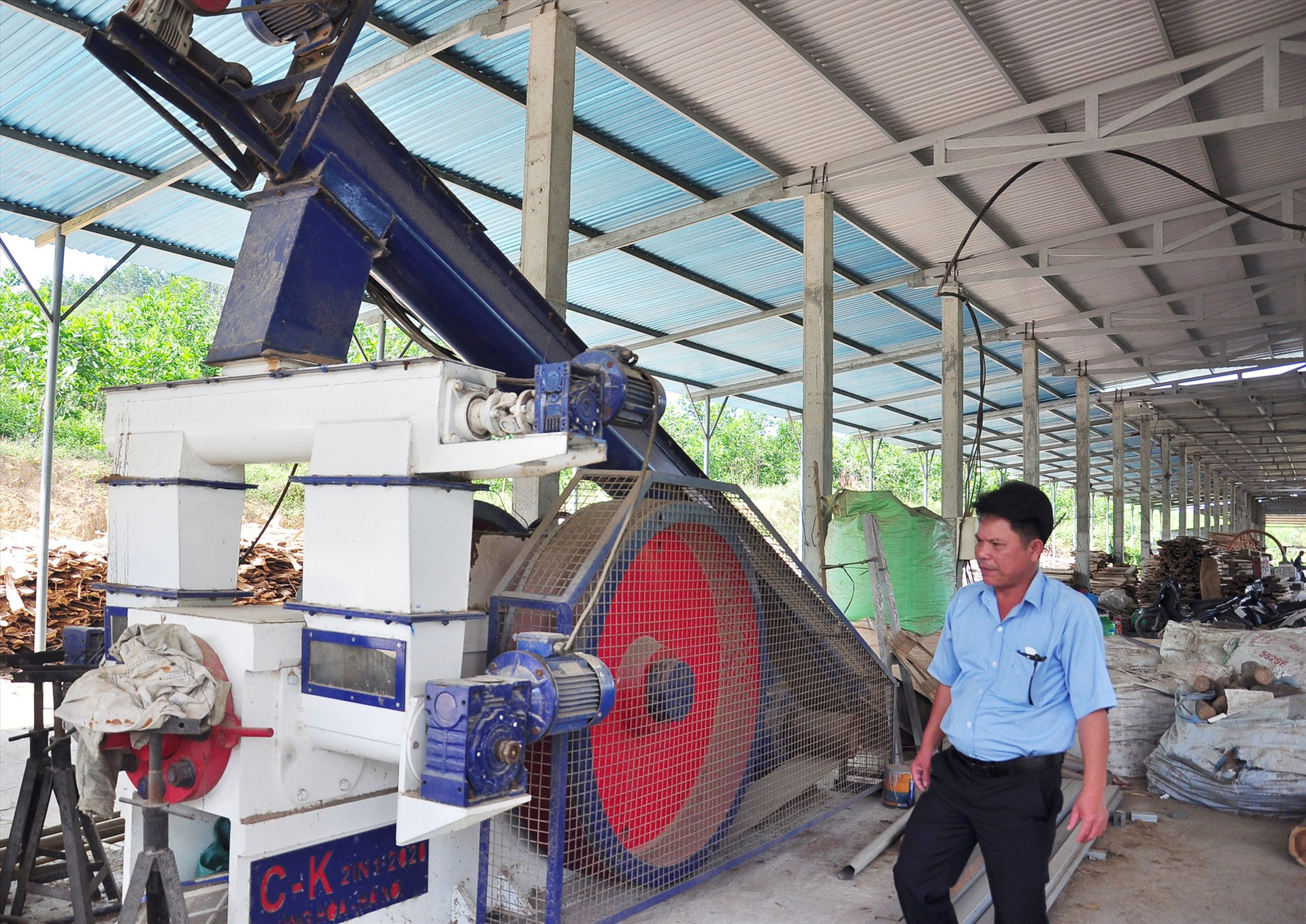 Hệ thống máy móc sản xuất viên nén mới được nhập về chuẩn bị cho dự án mới sản xuất viên nén của HTX. Ảnh: A.N