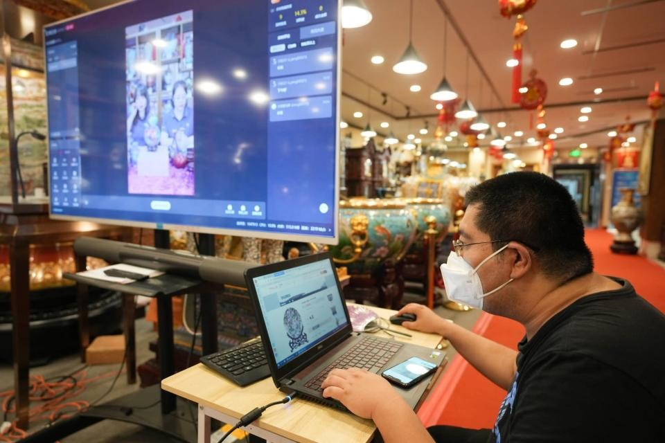 Nhân viên cửa hàng gốm sứ điều hành một buổi phát trực tiếp tại nhà máy sản xuất ở Bắc Kinh. Ảnh: Tân Hoa Xã
