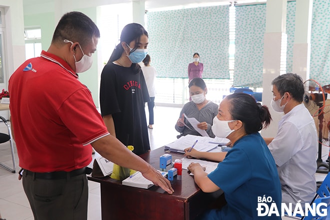 Nhân viên y tế tư vấn cho người dân trước khi tiêm.