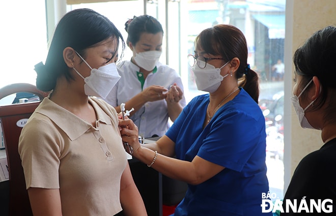 Đối với trẻ em dưới 16 tuổi, nhân viên y tế yêu cầu phải có người giám hộ đi cùng.