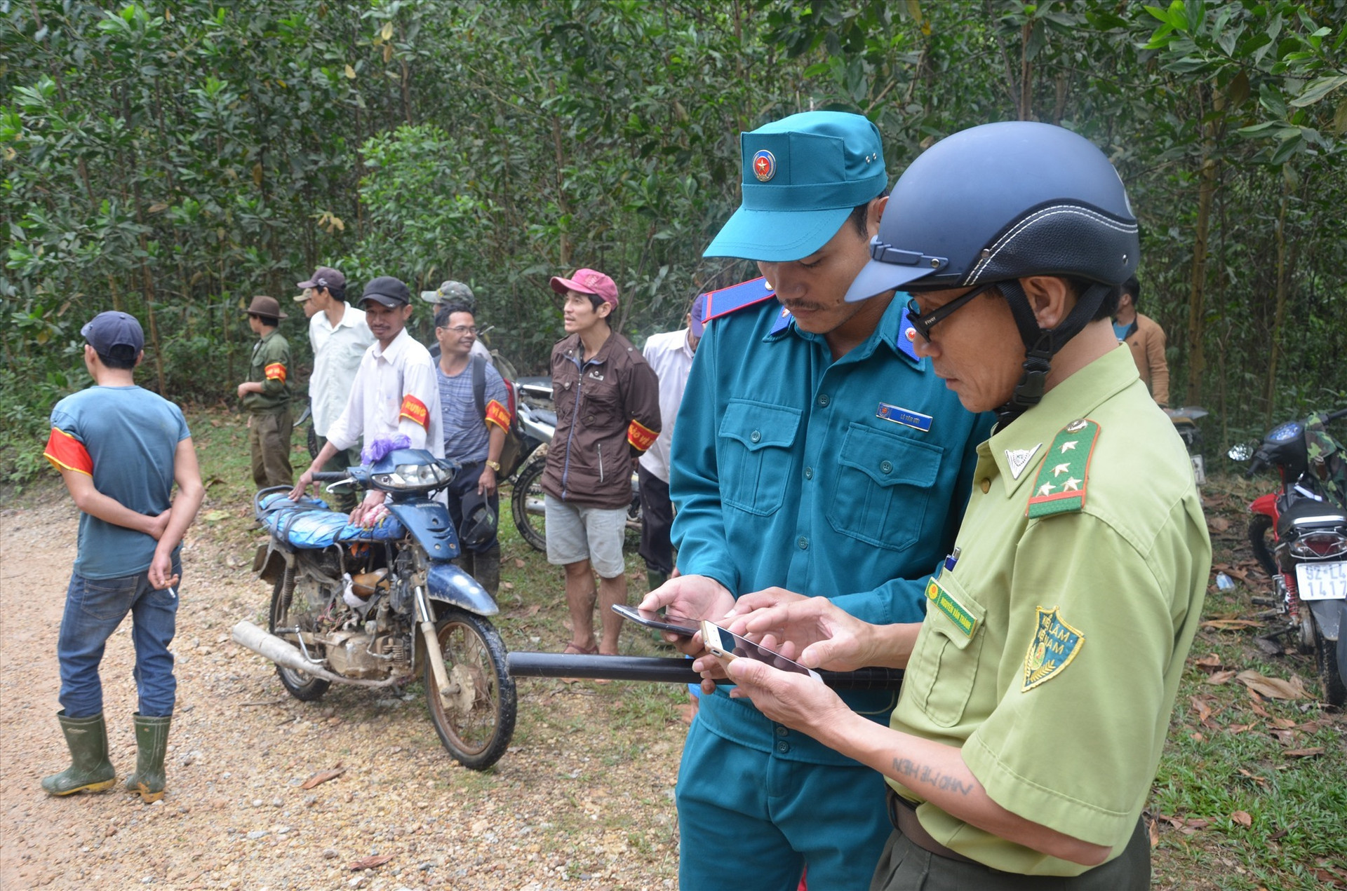 Lực lượng bảo vệ rừng chuyên trách dùng điện thoại cài đặt hệ thống phần mềm theo dõi diễn biến rừng. Ảnh: H.P