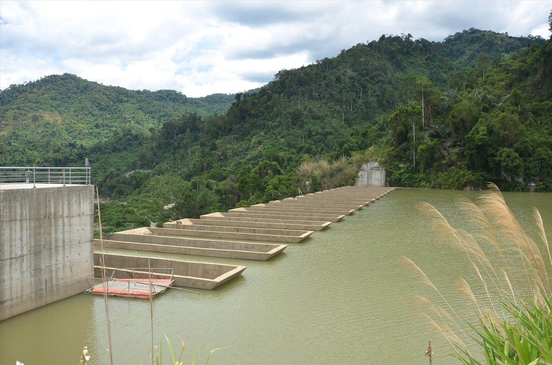 Các nhà máy thủy điện đóng góp lớn vào chính sách chi trả dịch vụ môi trường rừng. TRONG ẢNH: Lưu vực một lòng hồ thủy điện Đắc Mi qua địa phận Phước Sơn.