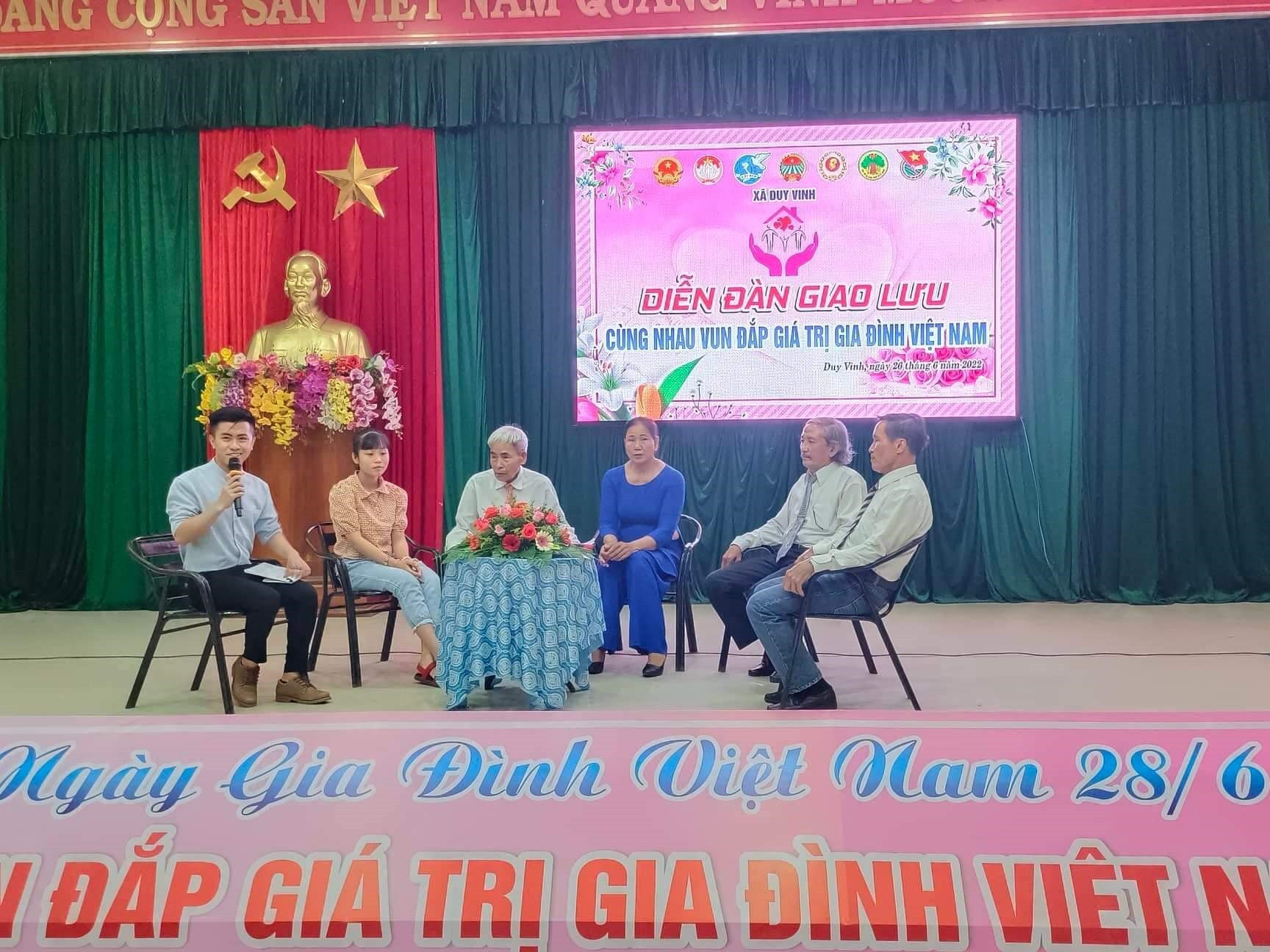 Diễn đàn giao lưu “Cùng nhau vun đắp giá trị gia đình Việt Nam” tại xã Duy Vinh (Duy Xuyên). Ảnh: H.Q