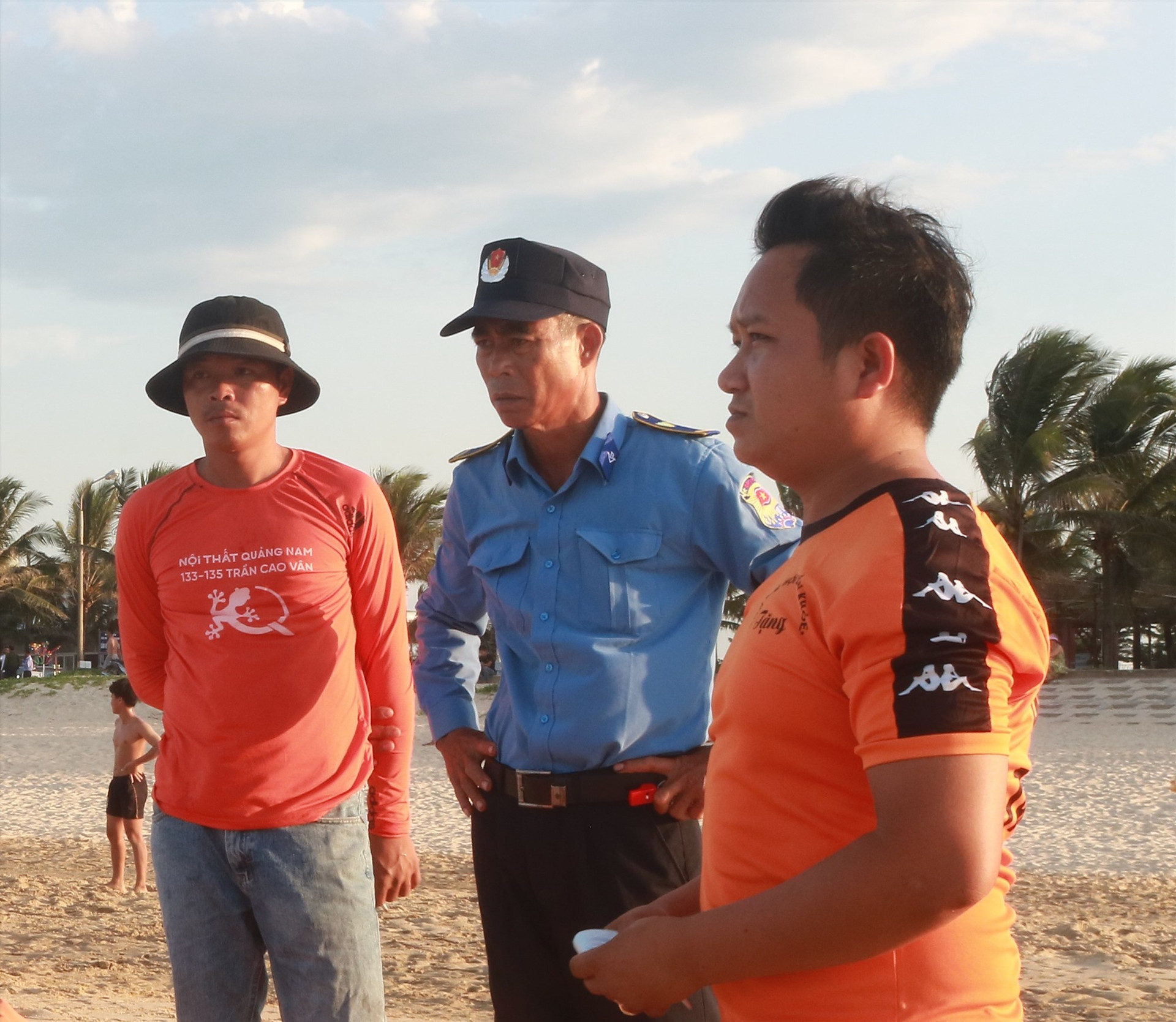 Ông Nguyễn Tấn Nga thường xuyên chỉ đạo các động nghiệp trẻ của mình để hướng dẫn người dân, du khách tắm những điểm an toàn trên biển. Ảnh:TN