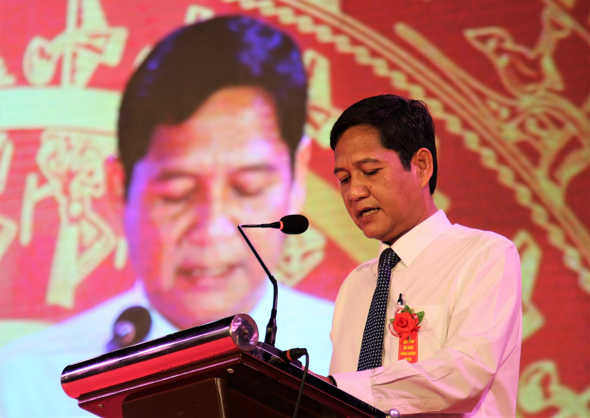 Chairman of the Nam Giang People’s Committee A Viet Son gives a speech at the event.