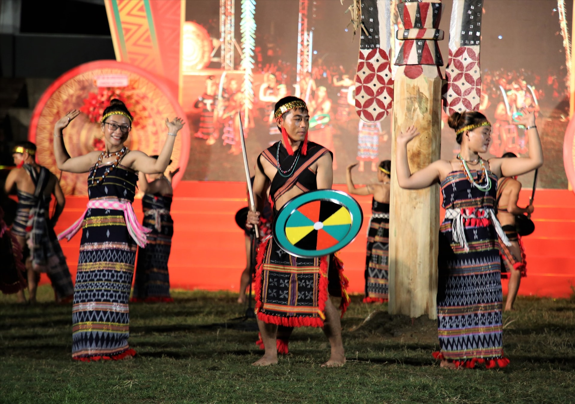 A performance of gongs and drums