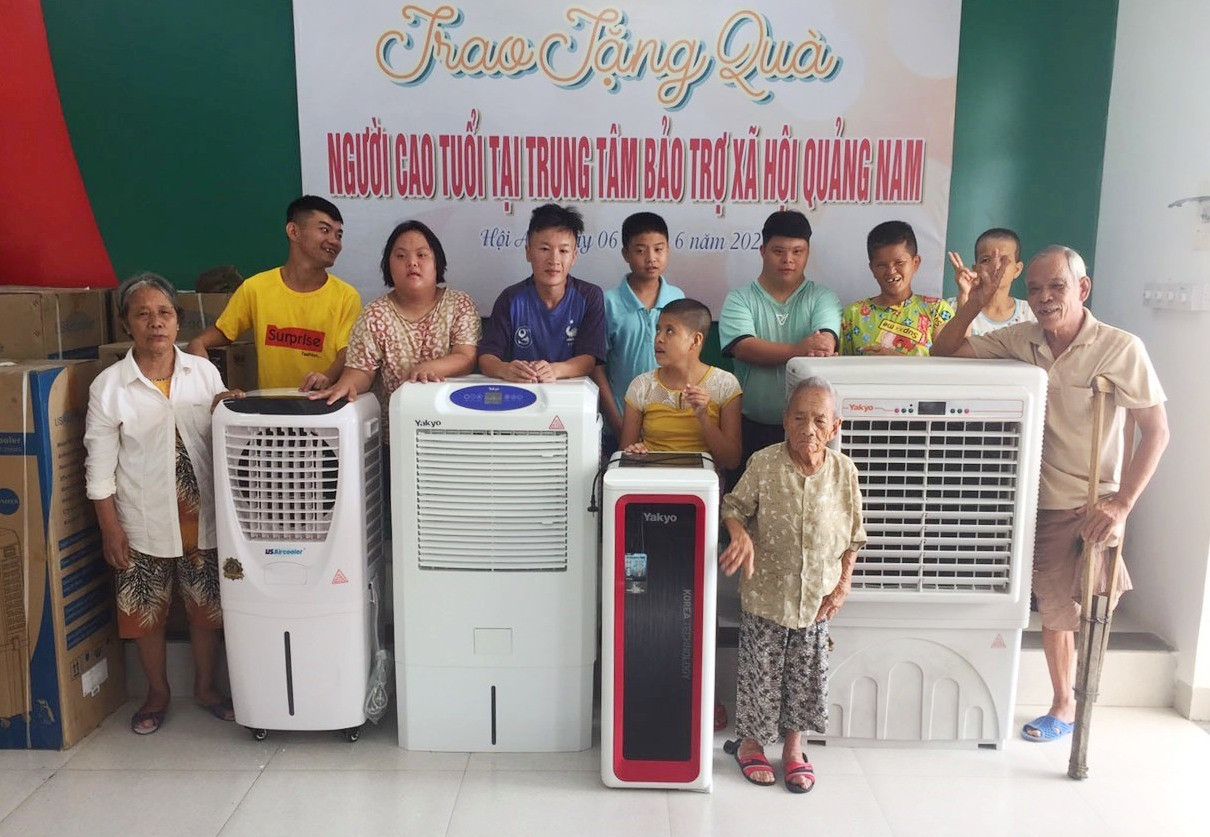 Niềm vui của các trường hợp không may mắn ở Trung tâm Bảo trợ xã hội Quảng Nam khi nhận máy làm mát và máy lọc nước từ nhà tài trợ. Ảnh: Trung tâm cung cấp.