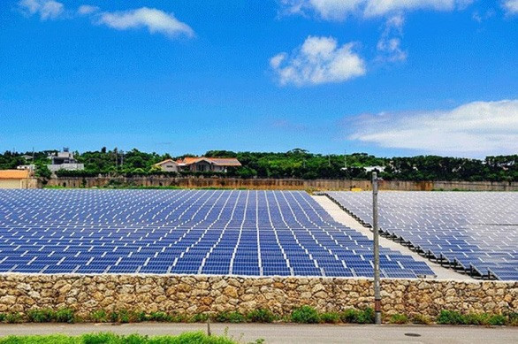 Một nhà máy điện mặt trời ở Okinawa, Nhật Bản. Ảnh: solarmagazine.com