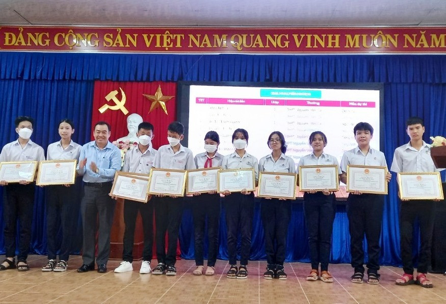 Lãnh đạo huyện Quế Sơn trao thưởng cho các em học sinh đoạt giải trong các cuộc thi cấp tỉnh. ảnh DT
