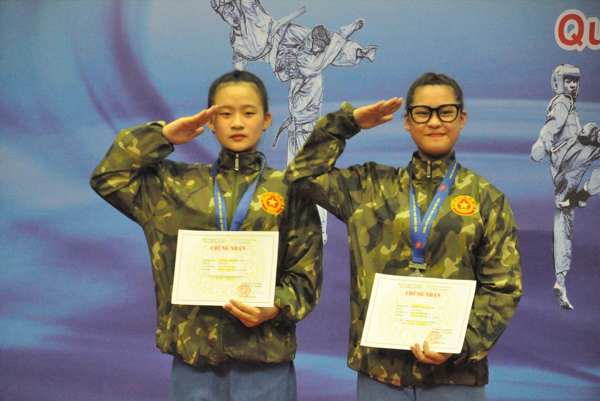 Niềm vui trên bục nhận huy chương của 2 vận động viên trẻ Quân đội. Ảnh: T.V