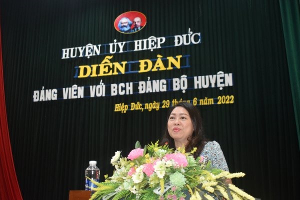 Đồng chí Nguyễn Thị Thu Lan - Trưởng ban Tuyên giáo Tỉnh ủy phát biểu tại diễn đàn. Ảnh: Ban Tuyên giáo Huyện ủy Hiệp Đức
