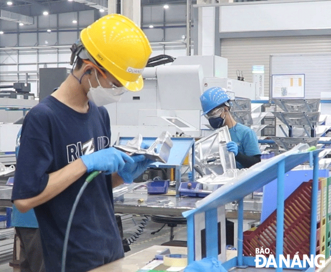 Công nhân đang sản xuất tại Nhà máy sản xuất linh kiện hàng không vũ trụ do Tập đoàn Universal Alloy Corporation (UAC - Hoa Kỳ), Khu Công nghệ cao Đà Nẵng. Ảnh: VĂN HOÀNG