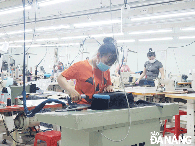 Nhờ các chính sách hỗ trợ doanh nghiệp, hoạt dộng sản xuất công nghiệp trên địa bàn khởi sắc. TRONG ẢNH: Công nhân làm việc tại Công ty TNHH May mặc Ba Sao (Khu công nghiệp Hòa Khánh, phường Hòa Khánh Bắc, quận Liên Chiểu).Ảnh: QUỲNH TRANG