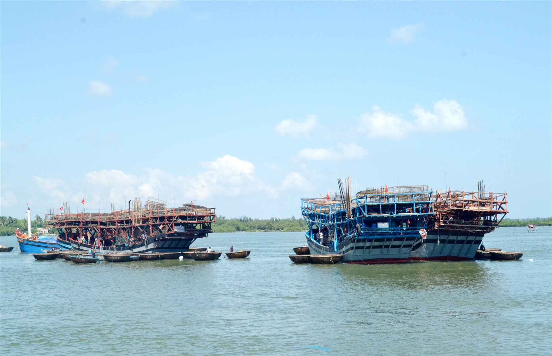 Tại Quảng Nam, ngành thủy sản địa phương cho biết, qua rà soát sơ bộ, lượng tàu cá “nằm bờ” do ảnh hưởng giá nhiên liệu tăng cao là hơn 30%. Ảnh: VIỆT NGUYỄN