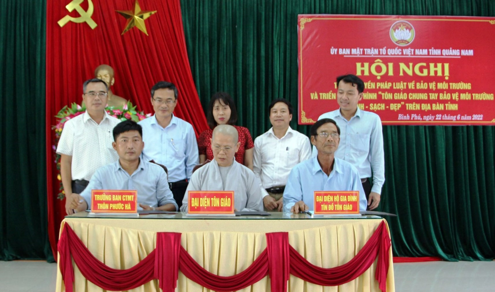 Chùa Phước Quang xã Bình Phú, huyện Thăng Bình ký cam kết chung tay bảo vệ môi trường.