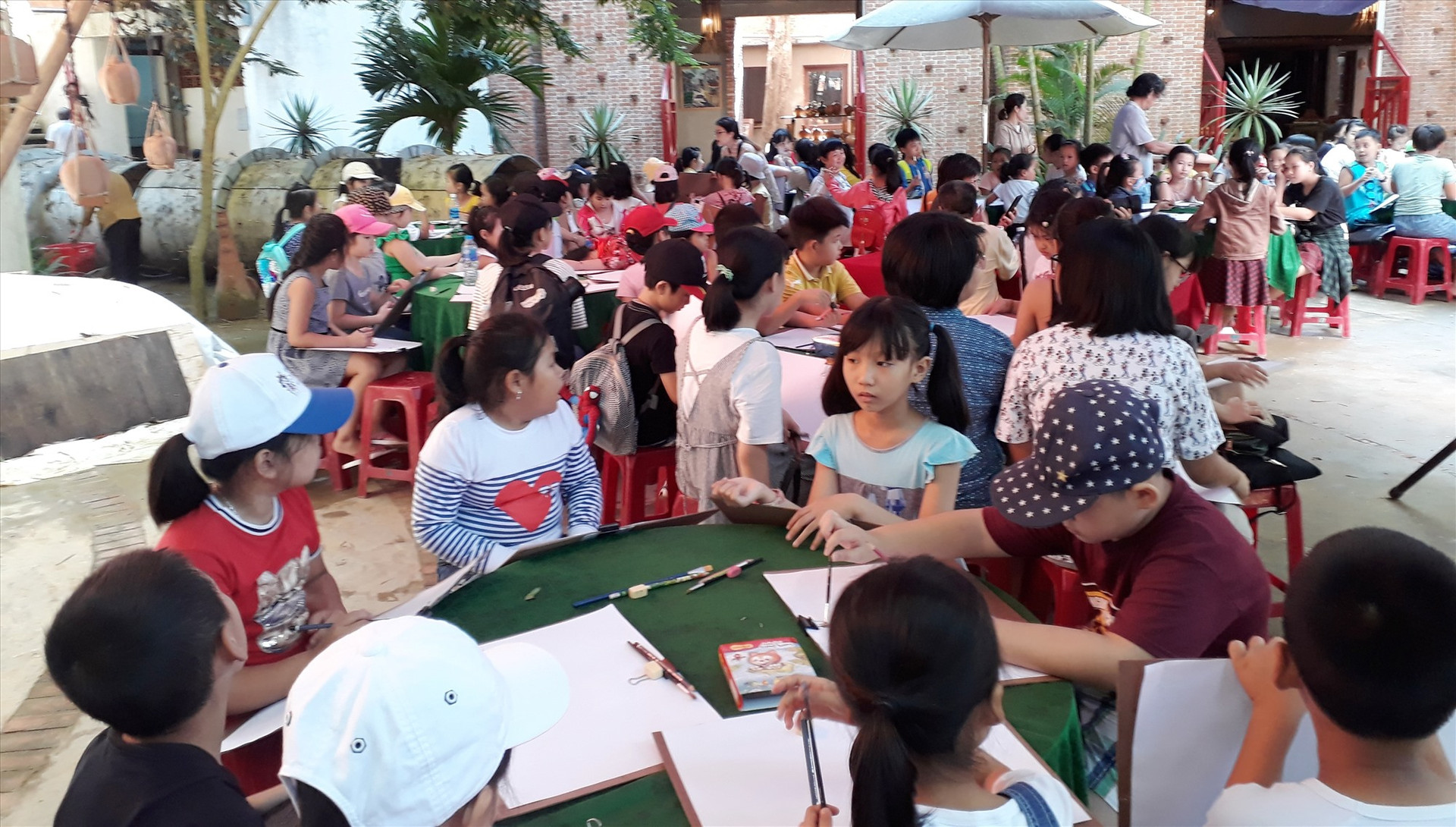 Thiếu nhi Hội An thi vẽ tranh “Sắc màu tuổi thơ” tại Công viên gốm đất nung phường Thanh Hà.