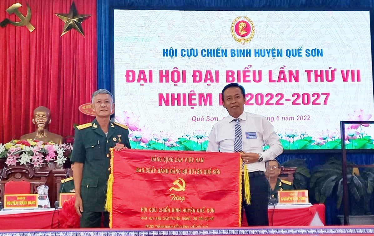 Ông Đinh Nguyên Vũ - Bí thư Huyện ủy Quế Sơn tặng bức trướng cho Hội CCB huyện. ảnh DT