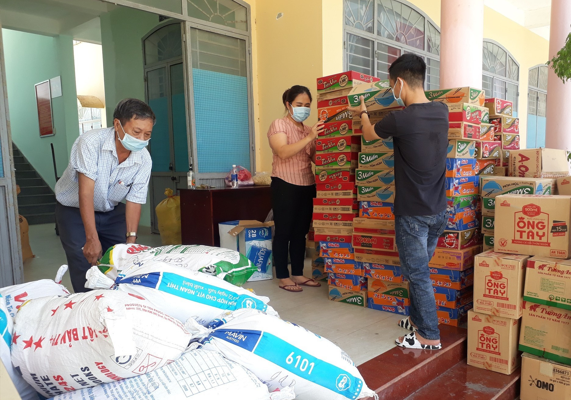 Hội CCB huyện Quế Sơn vận động đóng góp lượng thực, thực phẩm hỗ trợ nhân dân TP.Đà Nẵng gặp khó khăn do dịch bệnh Covid - 19. ảnh DT