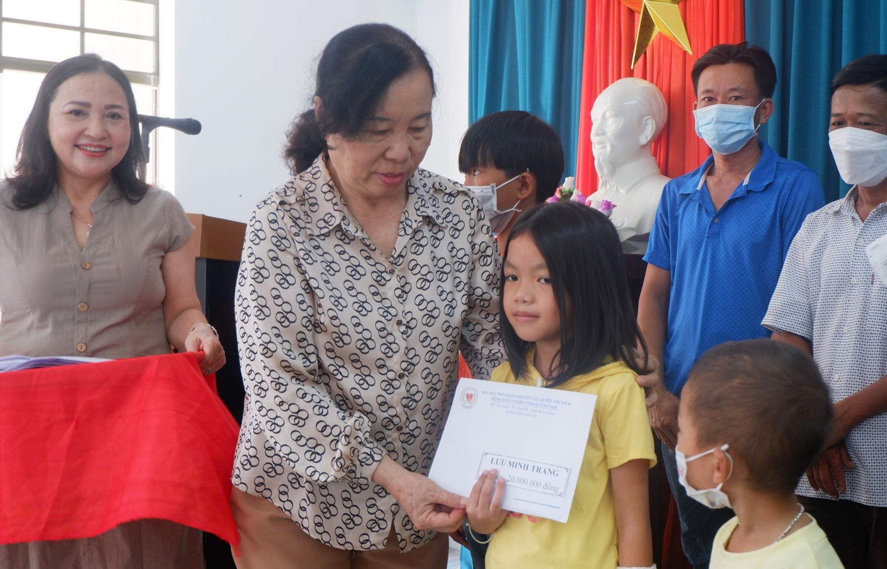 Bà Hồ Thị Thanh Lâm trao kinh phí hỗ trợ cho trẻ em mắc ung thu. Ảnh: X.H